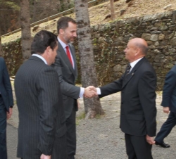 Don Felipe recibe el saludo del Alcalde de Capdella